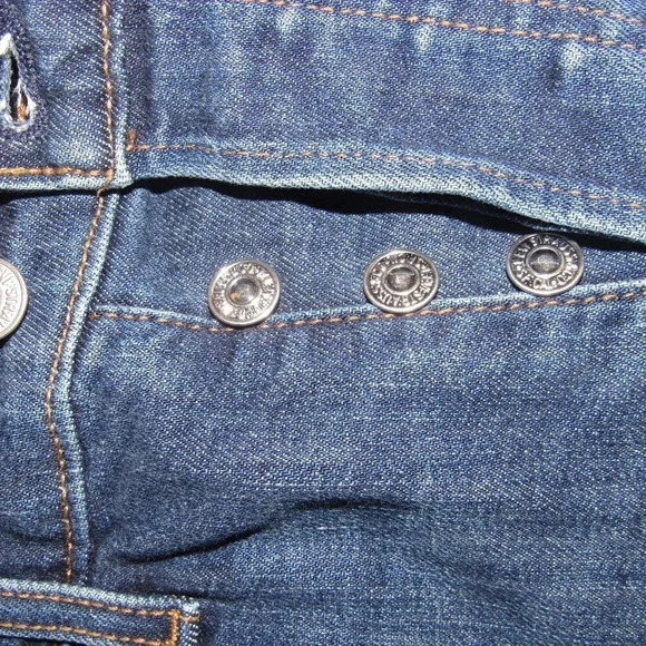 LEVI's Wedgie Short Cuffed Medium Wash Button Front Jean Shorts Size 26 - Picture 3 of 4